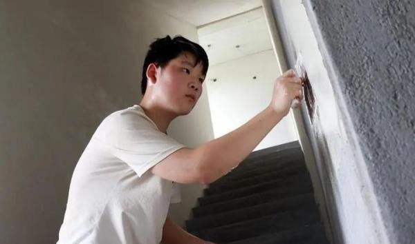 东莞黑中介被杀案:男子捅黑中介7刀,被判枪决,临刑前一言不发