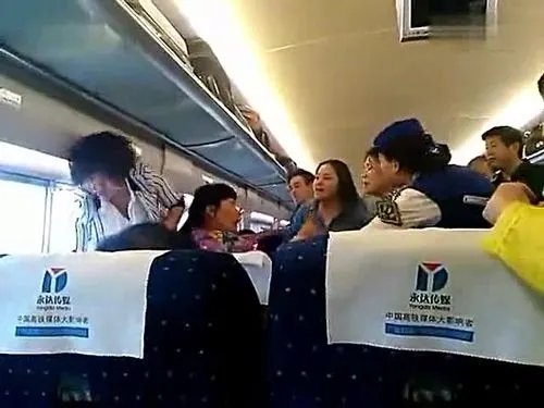 现场画面曝光！2男子高铁内因打电话互殴，给其他乘客造成了哪些影响