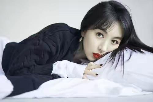 李菲儿带着名牌为自己拉票，入行十几年的她为何没有代表作？