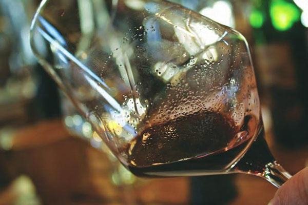 严惩!公安局长收受名酒找餐厅代卖被判刑,同时如何处理行贿者?