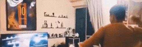 巴萨输球，苏醒怒砸电视！这么做作的摆拍骗鬼呢 ？