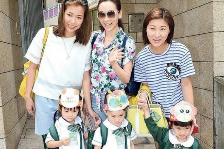 刘德华参加女儿毕业礼,与其他学生家长对比真老了,对此你怎么看?