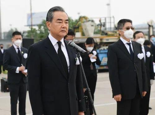 王毅接已故大使杜伟回家