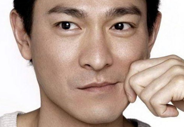 刘德华参加女儿毕业礼,与其他学生家长对比真老了,对此你怎么看?