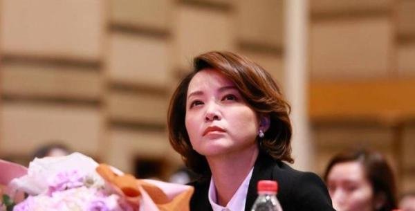 55岁朱军近况曝光，退出大舞台神采不再，和妻子同框略显疲惫？