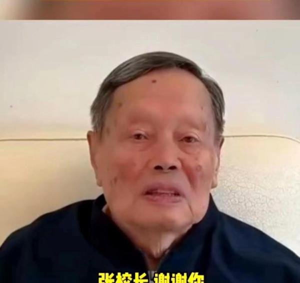 101岁杨振宁罕见露面，获港大博士学位，曾被曝病危谣言不攻自破