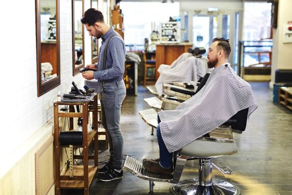 理发店充值卡里余额2.5万,继续用得再充2.5万,这算诈骗