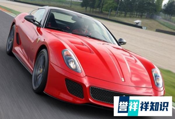 都知道C罗球踢得好，其实人家也是豪车收藏家，每一辆都价值不菲