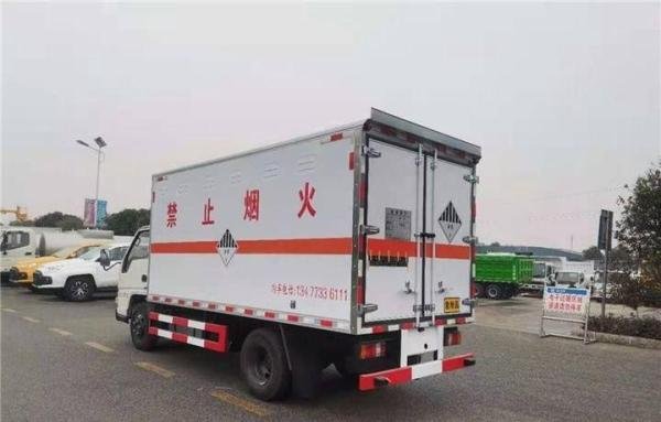 远离危化运输车，青银高速突然起火爆炸，发生了什么？