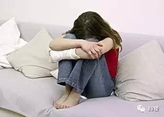 女子没打扮参加聚会却被男友轰走是怎么回事？