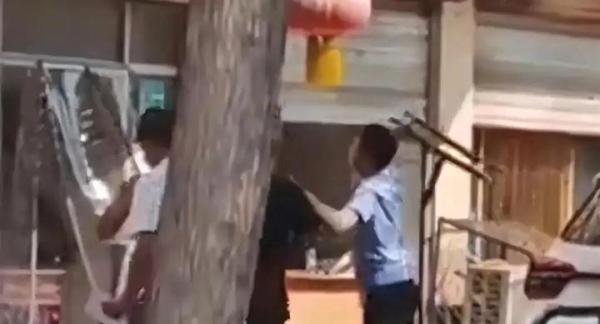 无法无天！河北一交警持木凳砸老人背部，疑因老人未戴头盔引冲突