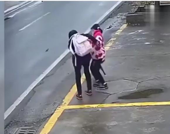 女孩等校车遭未拴绳狗扑咬 这是咋情况？