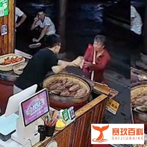 拾荒老人久盯烤红薯店主见状立马赠送