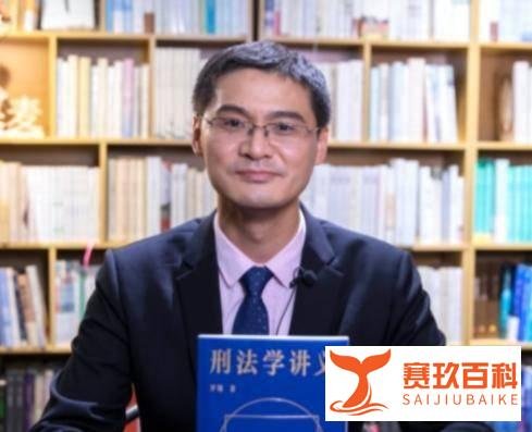 罗翔又上热搜了,因电影《第二十条》情绪激动,他的发言意味深长