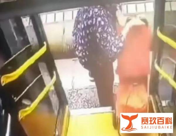 老人被公交车门夹住拖行摔倒身亡