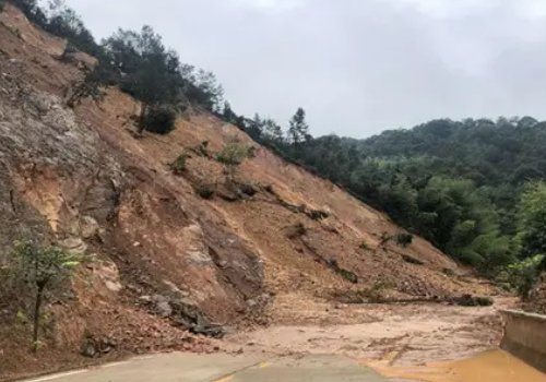 青海网友实拍山体“缓慢移动”，山体移动的原因是什么？