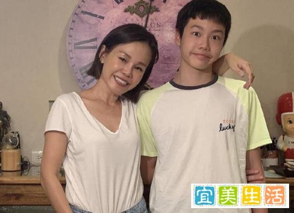彭佳慧14岁儿子近照曝光，身高超过妈妈，五官帅气和爸爸超像
