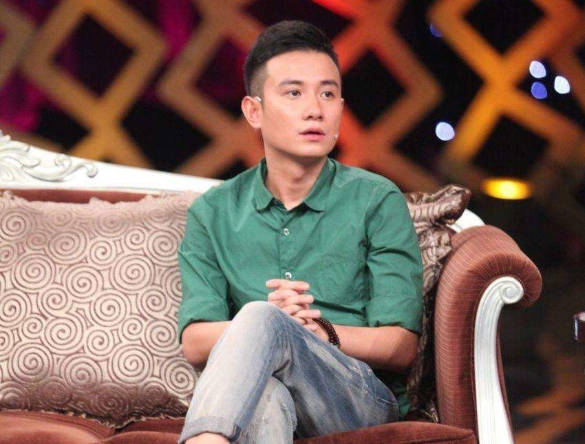 文章片场被偷拍砸手机，他的光头造型为什么那么引人注目？