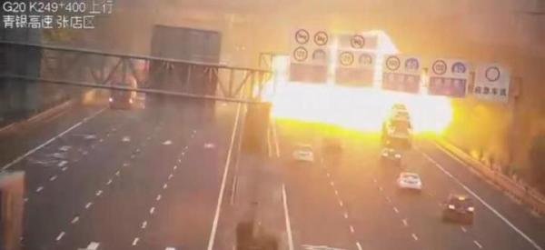 远离危化运输车，青银高速突然起火爆炸，发生了什么？