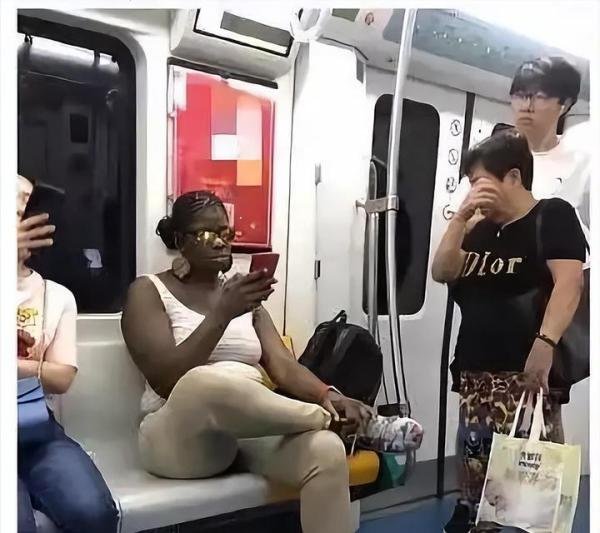 武汉地铁上3名外籍男子横卧霸占整排座位 网友:洋垃圾