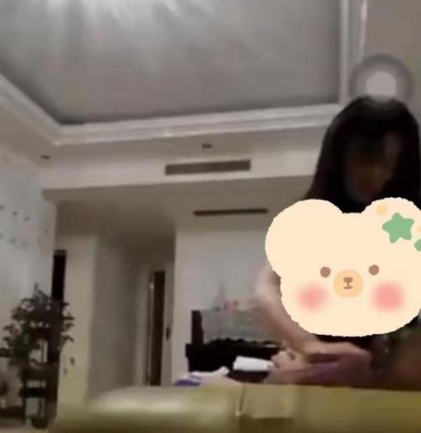 女业主带同事回家偷荤，拍下不雅视频，误发到业主总群，太尴尬了！