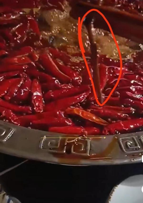 重庆，一网友自爆吃火锅吃出老鼠尾巴，老板：一直在排查也已报警