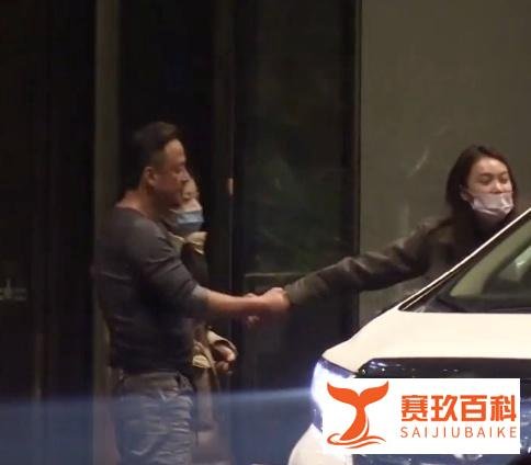 杨坤开豪车深夜聚会，耍酒疯拽着美女不让走，网友：酒后看人品