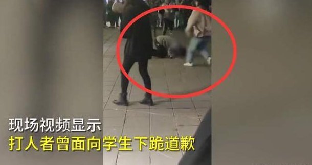 网曝江西一高校职工酒后踹飞女生2米多远,事后下跪求原谅,怎么回事?