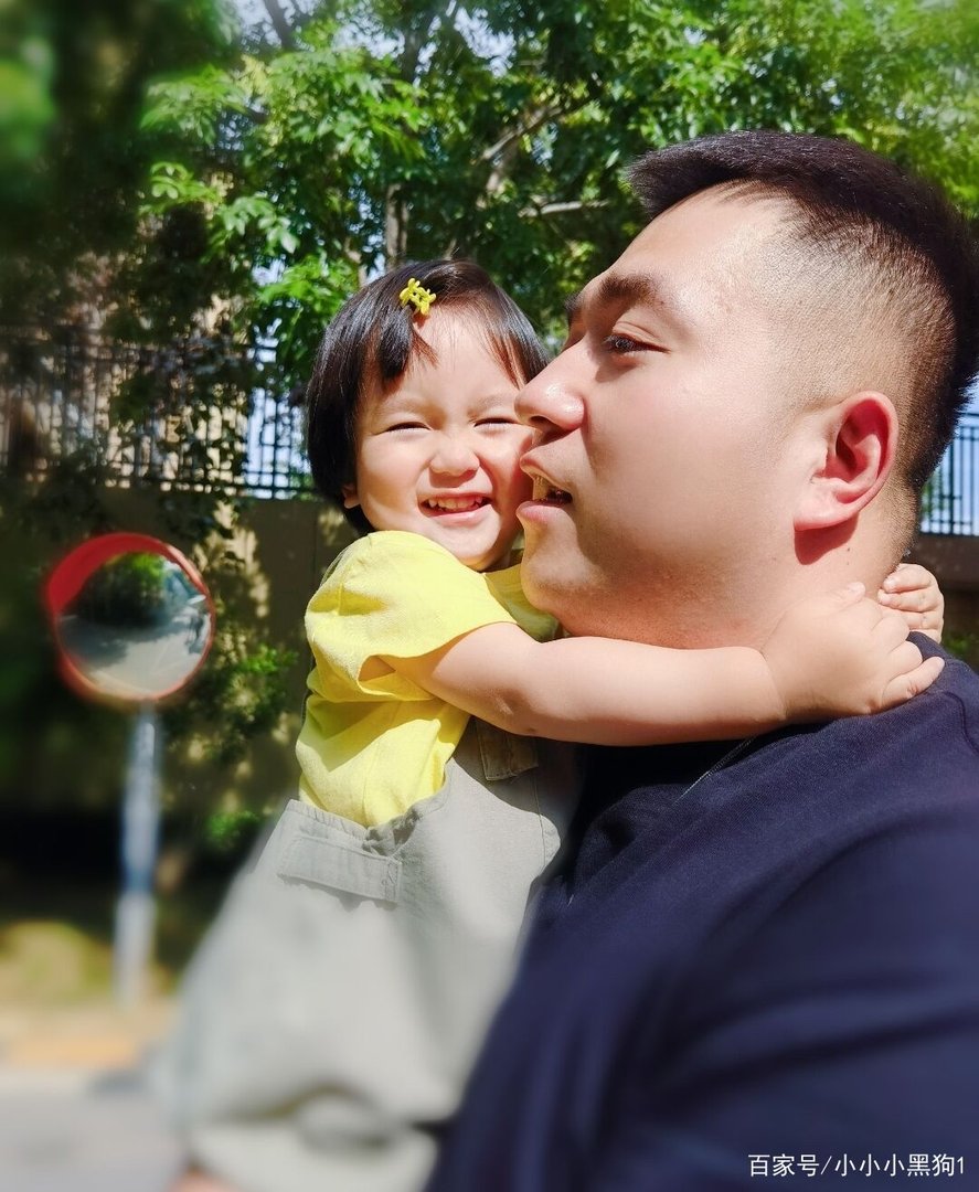 顶流演员易烊千玺抱胖虎女儿，这是个什么样的场景？