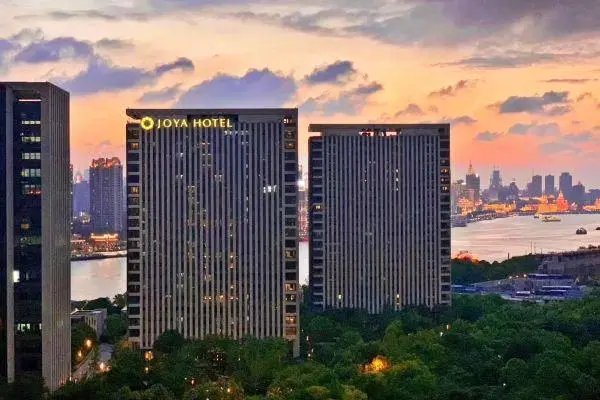 上海一酒店推出无忧避世套餐,3999元秒售空,消费群体主要为哪些人?