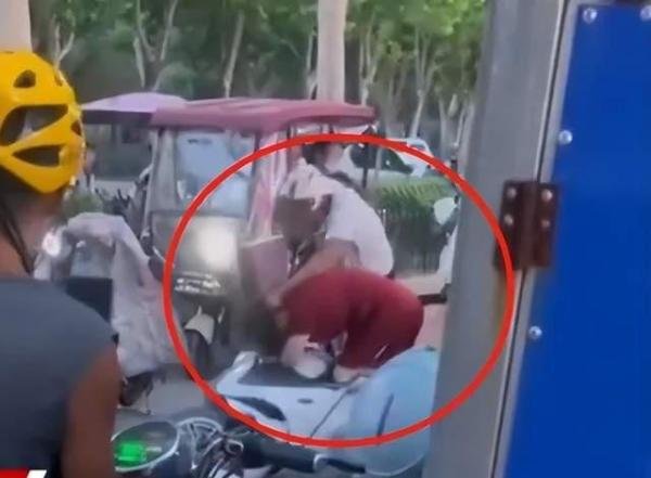 闹大了！男子被扇耳光后连续击打女子头部，评论区炸锅！