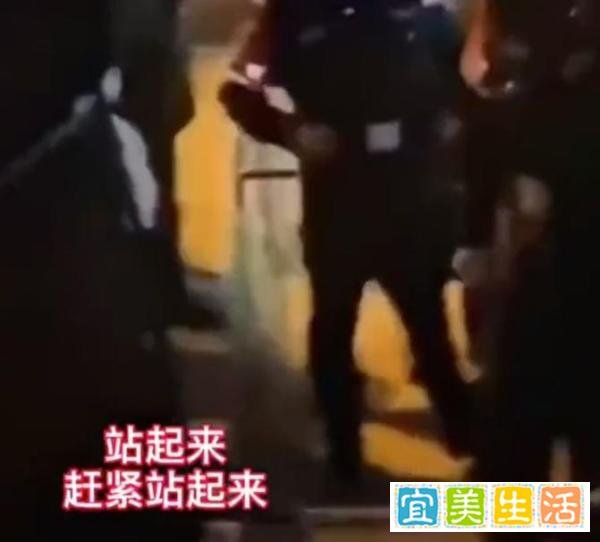 女孩牵着男友上街，男友趴在地上走引起民警注意，女孩：这是家事