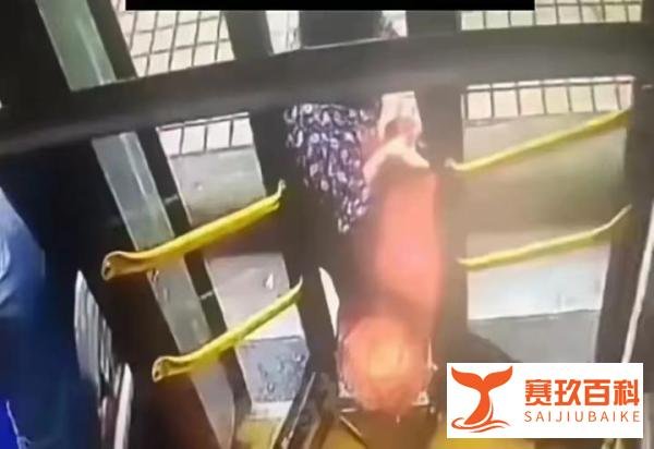老人被公交车门夹住拖行摔倒身亡