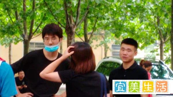 刘昊然与王一博回到家乡河南，打扮低调送物资，正能量爆棚