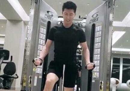 何超莲晒窦骁健身照,他们两个人是怎么相识并相爱的?