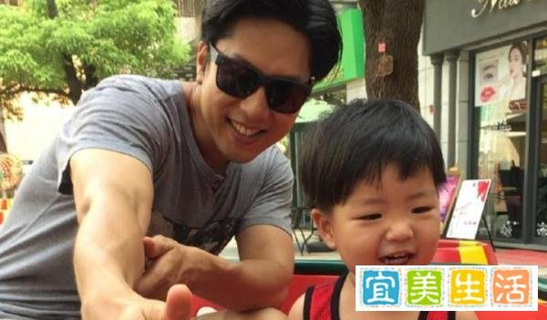 8岁男孩给父母报名自己的“同款辅导班”,理由让人暖心又内疚
