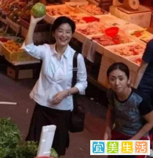 66岁林青霞曝光自家豪宅，庭院大到像公园，嫁给富商晚年幸福