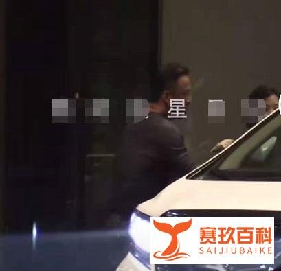 杨坤开豪车深夜聚会，耍酒疯拽着美女不让走，网友：酒后看人品