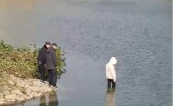 安徽警察被指目视女孩溺水，出警派出所：警察不是超人，尽力了