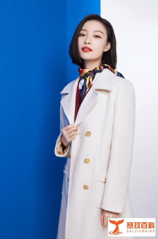 倪妮穿大牌大衣惊艳春晚，网友直呼买不起，倪妮连吊牌都没敢摘