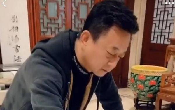 55岁朱军近况曝光，退出大舞台神采不再，和妻子同框略显疲惫？