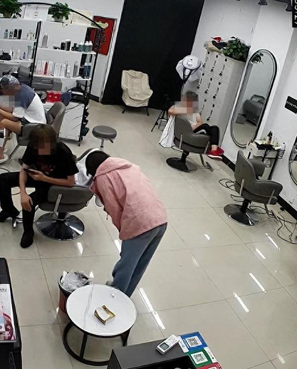 临沂女子理发店“亮证”最新后续：身份曝光，难怪敢如此嚣张