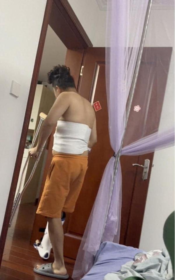 阿拉丁中文网：男子腿伤要求快递送货上门反被怼“你哪条腿断了”