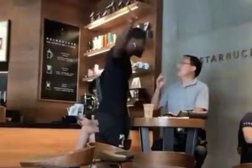 CBA外援泰劳森侮辱女性，曾大闹咖啡厅威胁中国人，他什么时候滚出去？