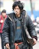 犀利哥 不是饰演《变身男女》里的乞丐吗？请熟悉的人给截图来看看，我怎么没有找到。在线等