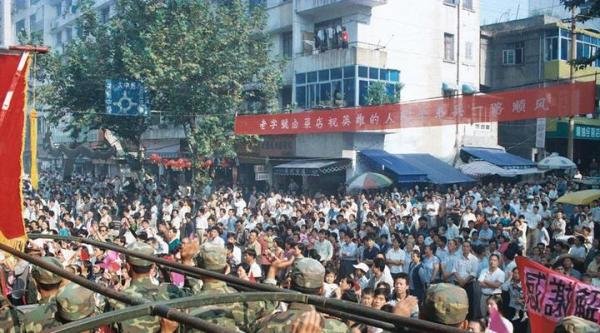 脱口秀演员HOUSE涉不当比喻，引发争议并遭到处罚