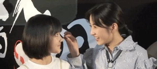 张子枫帮王圣迪整理头发 到底什么情况？