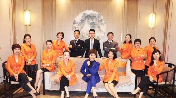 朱美音与弘龙18部业务主任合影