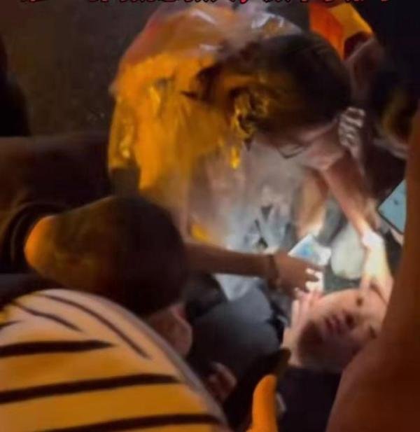 女医护人员头顶满头染发剂救助伤者：当时没考虑自己形象！