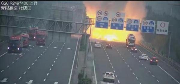 远离危化运输车，青银高速突然起火爆炸，发生了什么？